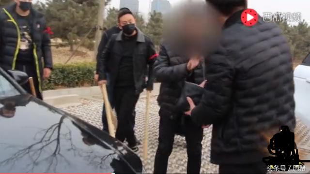 小孩誤劃奧迪，車主毆打孕婦，社會大哥正義出擊怒砸豪車替天行道