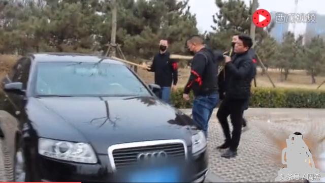 小孩誤劃奧迪，車主毆打孕婦，社會大哥正義出擊怒砸豪車替天行道