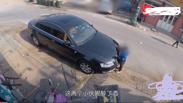 小孩誤劃奧迪，車主毆打孕婦，社會大哥正義出擊怒砸豪車替天行道